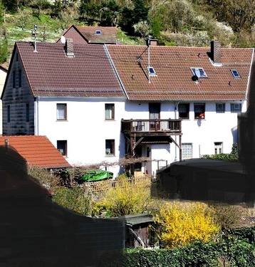 Hausansicht zensiert - 19 Zimmer Zweifamilienhaus in Friedelhausen