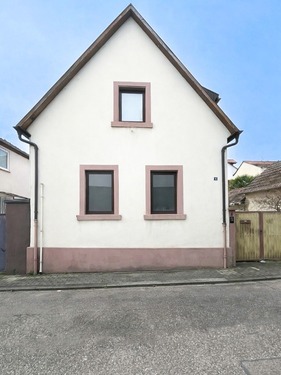 Haus Frontansicht - Gestallten Sie ihr neues Zuhause selbst mit - saniert und renoviert in Altrip