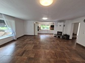 offener Wohnbereich mit Kamin - 