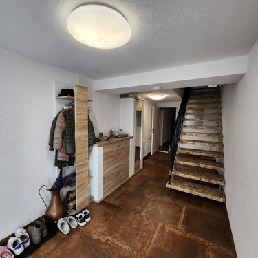 Flur mit Treppenaufgang - 