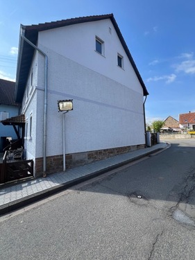 Hausansicht Seite - Maisonettenwohnung mit 93,73 m&sup2; in Heiligenmoschel zur Miete