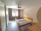 Schlafzimmer EG mit Zugang zum Balkon - 
