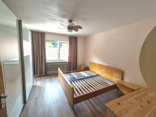 Schlafzimmer EG mit Zugang zum Balkon - 