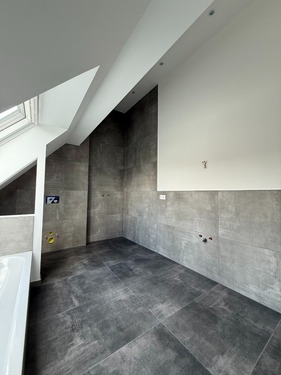 Badezimmer mit Badewanne und Dusche 1. Obergeschoss - 
