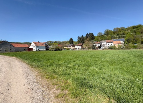 Ebenerdiges Grundstück mit Blick auf die Immobilie - 