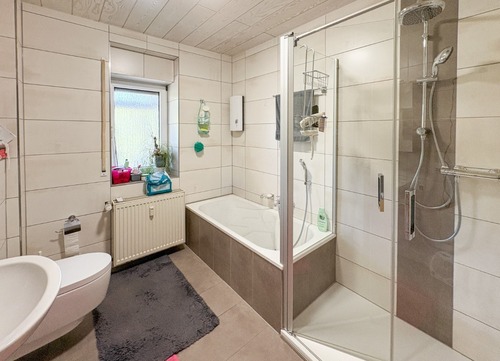 Badezimmer 1.OG Haupthaus - 