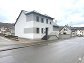 Hausansicht vorne - Attraktives und modernisiertes Einfamilienhaus mit Einliegerwohnung