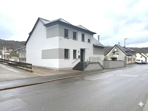 Hausansicht vorne - Attraktives und modernisiertes Einfamilienhaus mit Einliegerwohnung