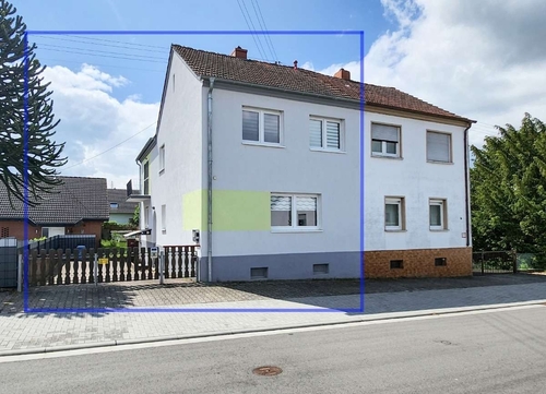 Frontansicht weit - Attraktiv modernisierte Doppelhaushälfte mit hohem Wohnkomfort in Katzenbach