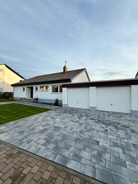 Frontansicht - - REDUZIERT- Liebhaber aufgepasst: Modernisierter Wohlfühl-Bungalow mit Sauna in Weilerbachs Toplage