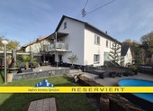 Ansicht Terrasse - Großzügiges Wohnen für zwei Generationen: Poolbereich mit Poolbar & barrierefreiem EG