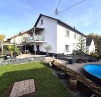 Wohnen für zwei Generationen: Poolbereich mit Außenbar & barrierefreiem EG - Katzweiler