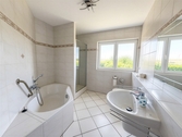 Badezimmer im EG - (KI generiert) - 