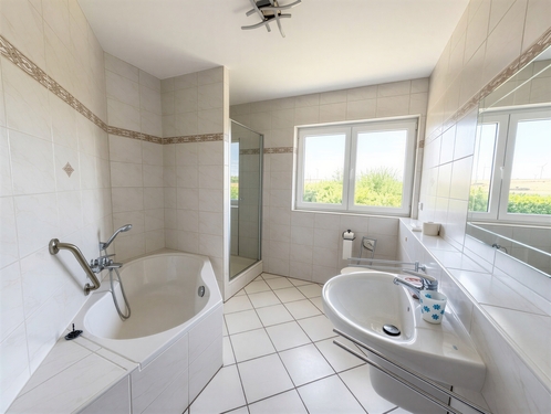 Badezimmer im EG - (KI generiert) - 