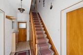 Flur mit Treppe - Einfamilienhaus mit 210,00 m&sup2; in Heiligenmoschel zum Kaufen