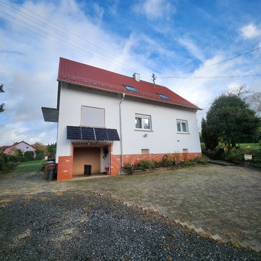 Hausansicht vorne - Ihr neues Zuhause – modernisiertes 1–2-Familienhaus mit neuer Pelletheizung und gemütlicher Kota