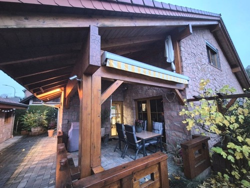 Eingangsbereich. - Natürliche Eleganz: Sandstein trifft Holz – Wohnen mit Stil ideal für den 2 Personenhaushalt