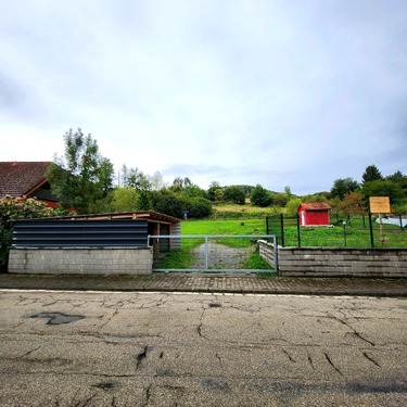Einfahrt - Naturnah wohnen, zentral angebunden – ebenerdiges Baugrundstück in Eßweiler