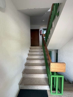 Treppenhaus/ Wohnungstür - 1.5 Zimmer Erdgeschoßwohnung zum Kaufen in Kaiserslautern