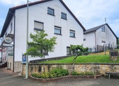 Seitenansicht - 9 Zimmer Mehrfamilienhaus, Wohnhaus zum Kaufen in Steinbach am Glan