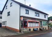 Vorderansicht - Wohn- und Geschäftshaus mit CaféLadenfläche und zwei Wohneinheiten in Steinbach am Glan