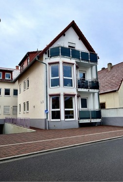 Straßenseite - Attraktive 2-Zimmer-Eigentumswohnung in ruhiger Lage von Kallstadt an der Weinstraße