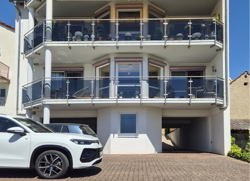 Ansicht Hof mit Parkplatz - 