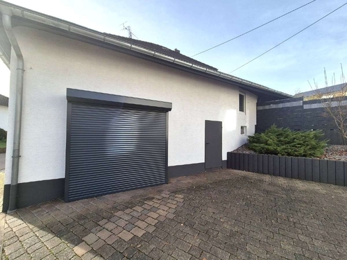 Nebengebäude mit Garage - 
