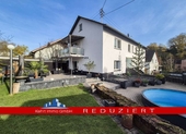 Ansicht Terrasse - Großzügiges Wohnen für zwei Generationen: Poolbereich mit Poolbar und barrierefreiem EG