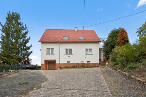 Außenansicht - Familien- und Tierparadies mit Weitblick – Modernisiertes 1–2-Familienhaus auf großem Grundstück