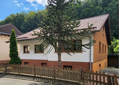 Vorderansicht mit Holzgarage - 5 Zimmer Einfamilienhaus zum Kaufen in Obernheim-Kirchenarnbach