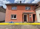 Außenansicht - Reserviert-EFH mit Anbau, 2 Garagen & mehreren Stellplätzen – Renovierungsobjekt mit viel Potenzial für den schmalen Geldbeutel