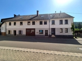 Straßenansicht - 19 Zimmer Mehrfamilienhaus, Wohnhaus in Friedelhausen