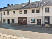 Straßenansicht - Vielseitiges Zweifamilienhaus mit Gewerbemöglichkeit, zahlreichen Stellplätzen u. idyllischem Garten