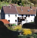 Hausansicht zensiert - 19 Zimmer Mehrfamilienhaus, Wohnhaus zum Kaufen in Friedelhausen