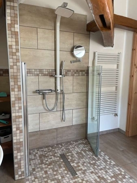 Badezimmer mit Wellnessdusc... - 