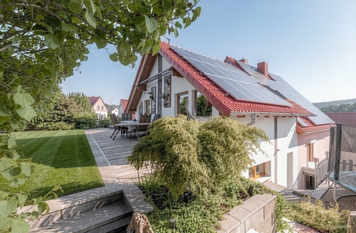 Seitenansicht DG mit PV-Anlage - (KI generiert) - Einfamilienhaus mit 220,00 m&sup2; in Altenglan zum Kaufen