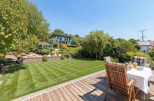 Garten mit Gartenhaus - (KI generiert) - 