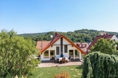 Rückansicht DG mit Terrasse - (KI generiert) - Traumhaftes Einfamilienhaus in Altenglan – Modernisiert, idyllische Außenlage & sofort wohlfühlen