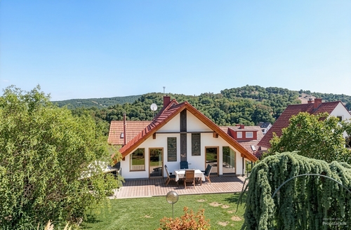 Rückansicht DG mit Terrasse - (KI generiert) - Traumhaftes Einfamilienhaus in Altenglan – Modernisiert, idyllische Außenlage & sofort wohlfühlen