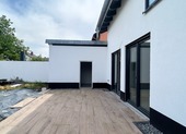 Terrasse – Blick Richtung Garage - 6 Zimmer Doppelhaushälfte zum Kaufen in Gimbsheim