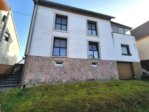 Vorderansicht - Ihr Hausprojekt in Illingen – Platz für 1–2-Familien mit Garten, Modernisierung bereits gestartet