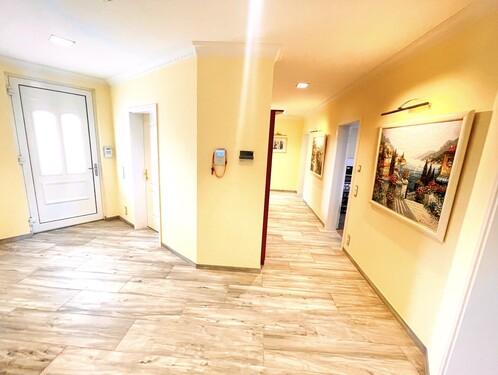 EG - Blick in Richtung Haustür & Flurbereich - 