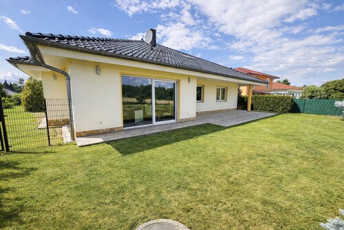 Rückseite - Blick in Richtung Wohnbereich & Terrasse - 