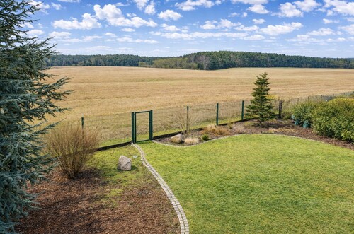 Blick in Richtung Landschaft vom hinteren Bereich des Grundstücks - 
