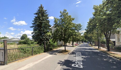 Frontansicht zur Straße zum Baugrundstück - 