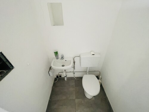 Halle 1 WC & Waschbecken - 