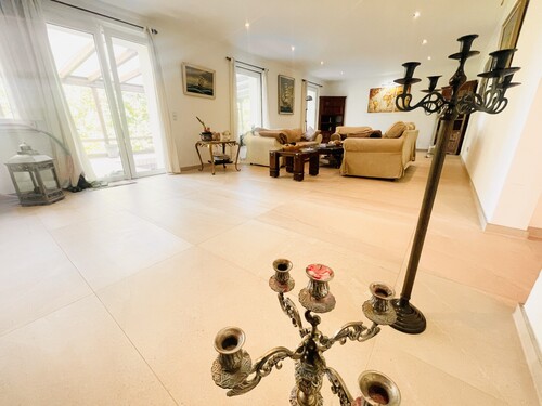 Wohnzimmer (Fußbodenheizung) - in Blick in Richtung See - 