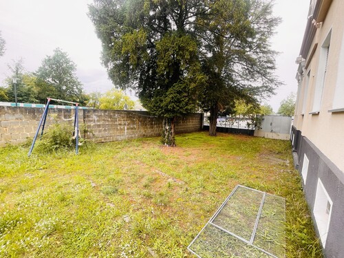 Einfahrt (rechts) zum Grundstück - 