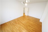 Zimmer mit direktem Zugang zum Balkon - 2 Zimmer Etagenwohnung in Berlin / Britz